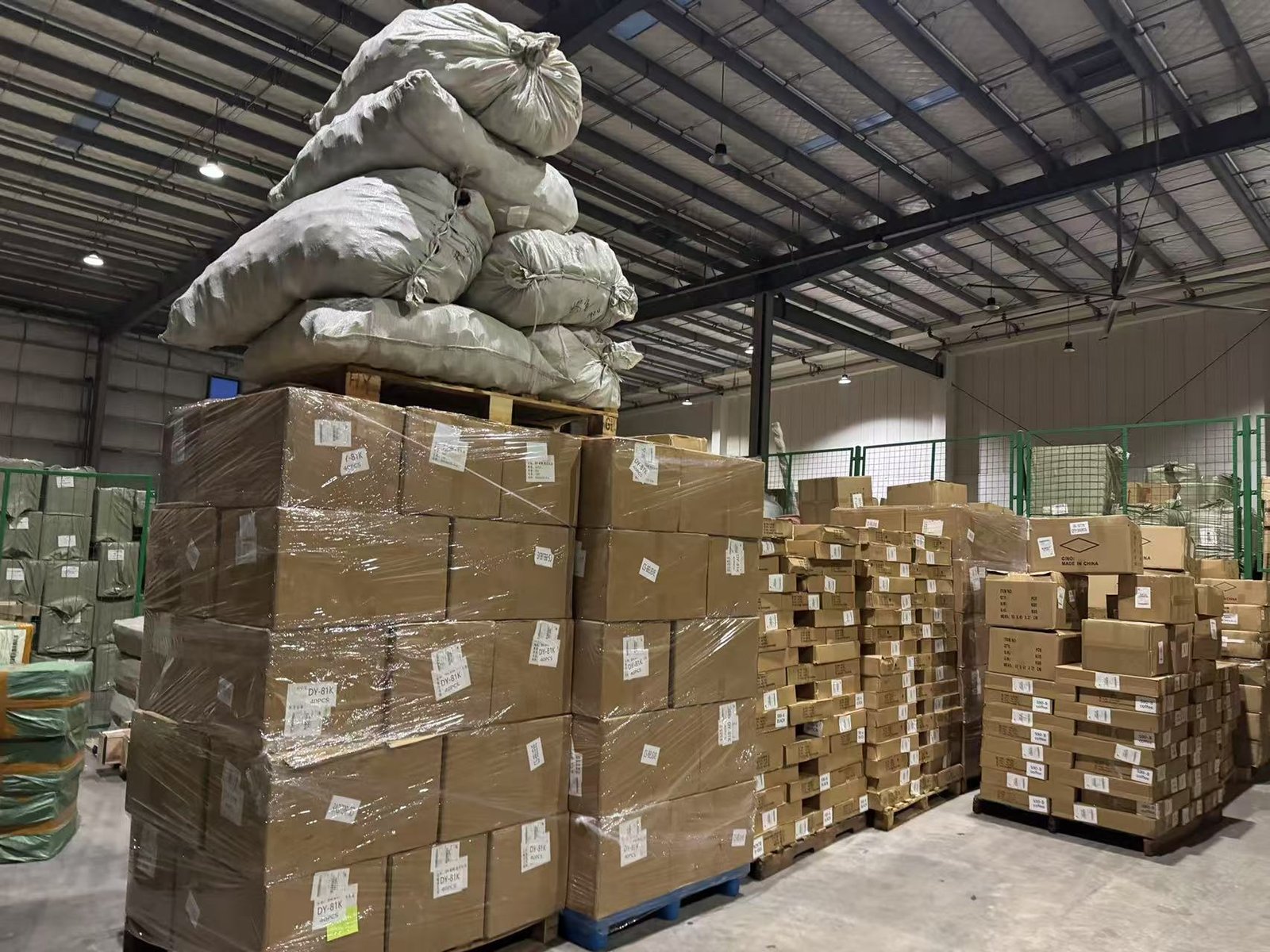 Bodega operativa en Yiwu, China — Pallets consolidados de múltiples proveedores