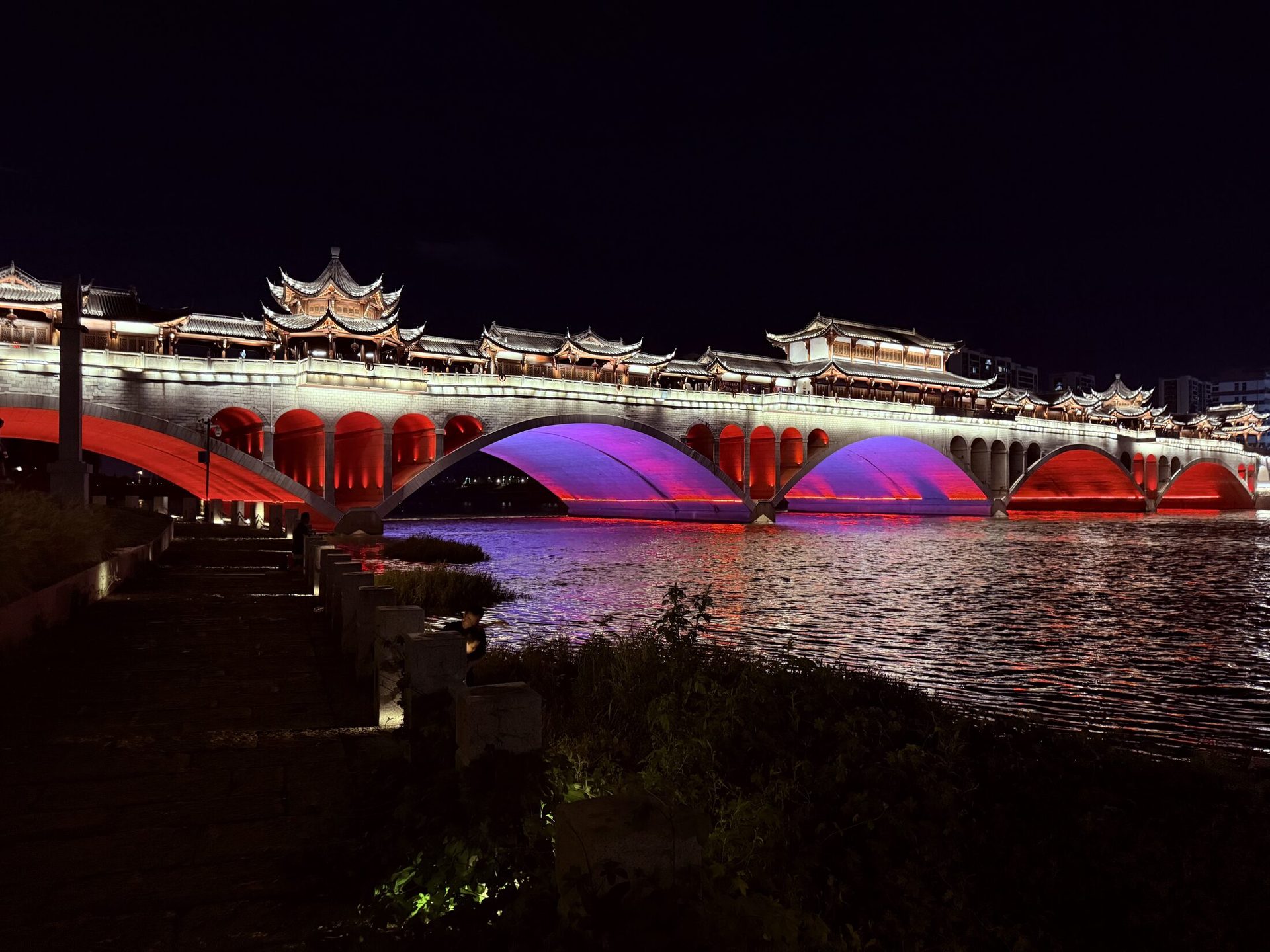 Puente iluminado en China de noche — logística internacional GVK