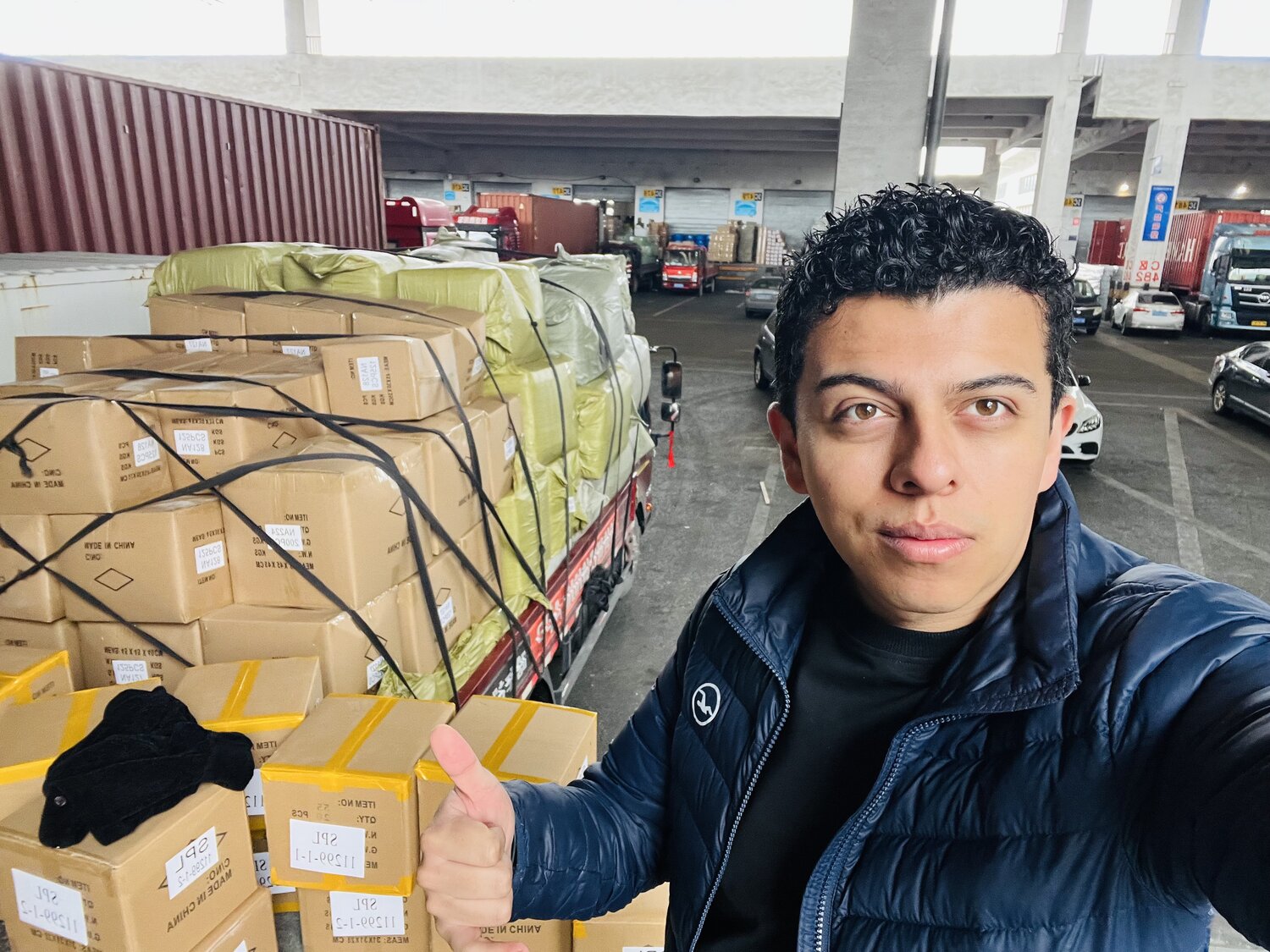 Fundador de GVK junto a la carga real de clientes en un depósito en China